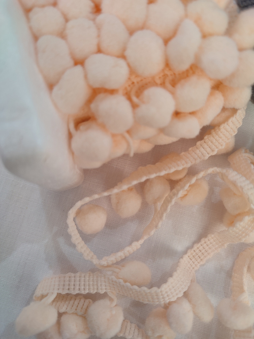 Помпоны на тесьме (1 см)