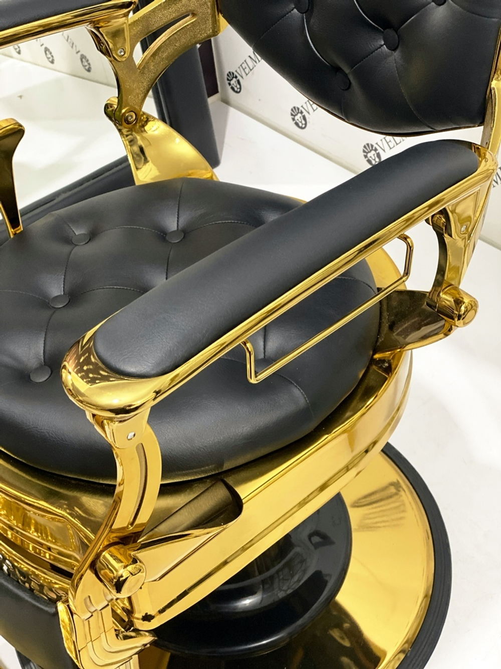 Парикмахерское кресло Barber Cardinal Gold