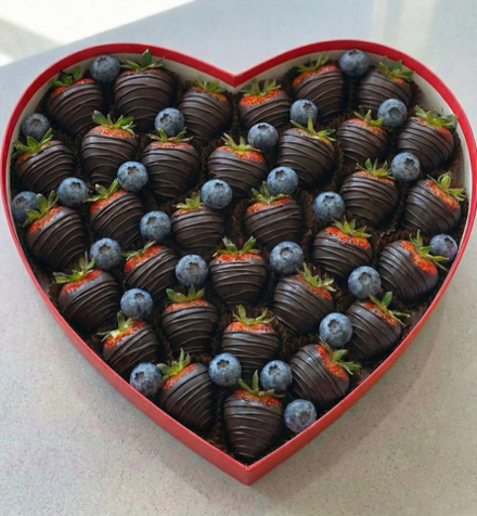 Полуниця у чорному шоколаді з ягодами лохини у коробці серце