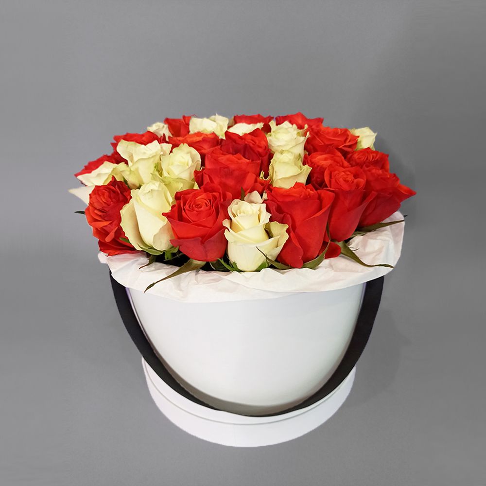Червоні та білі троянди в коробці