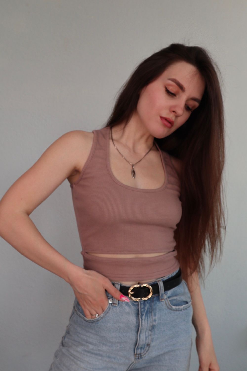 Топ  з вирізом на широких бретелях