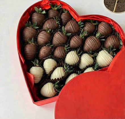 Полуниця у молочному та білому шоколаді у коробці серце