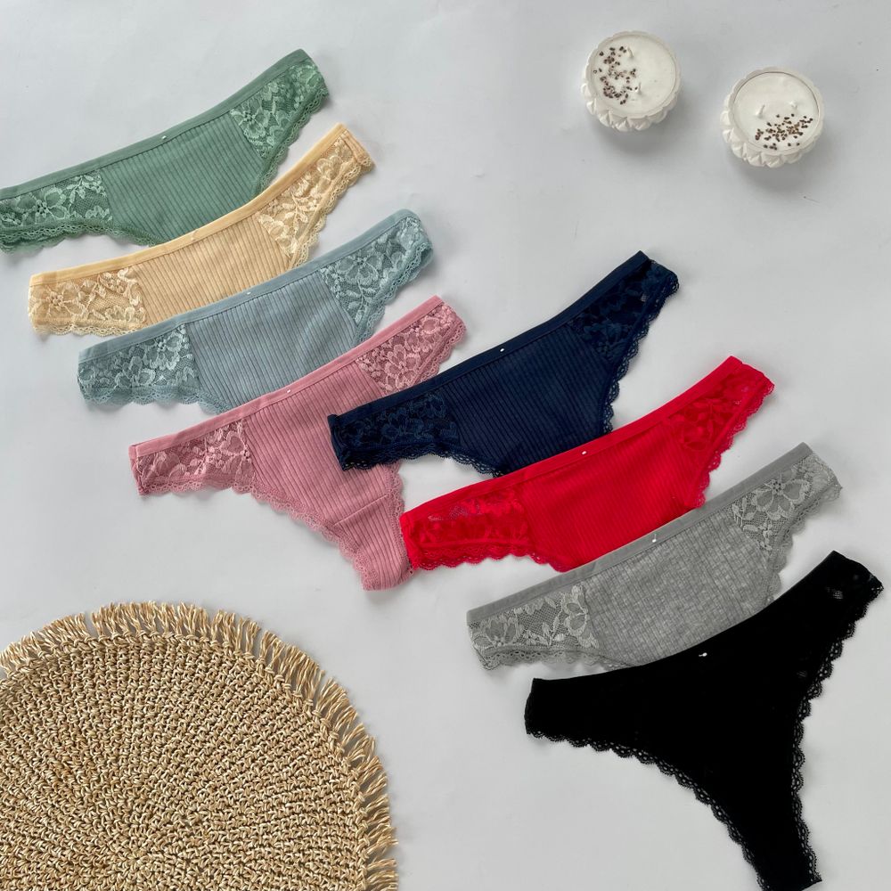 Стрінги в рубчик з ажурними вставками