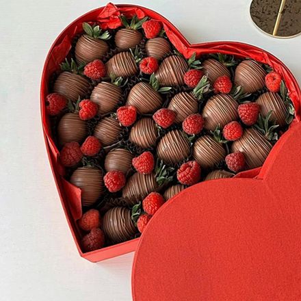 Полуниця у молочному шоколаді з малиною у коробці серце