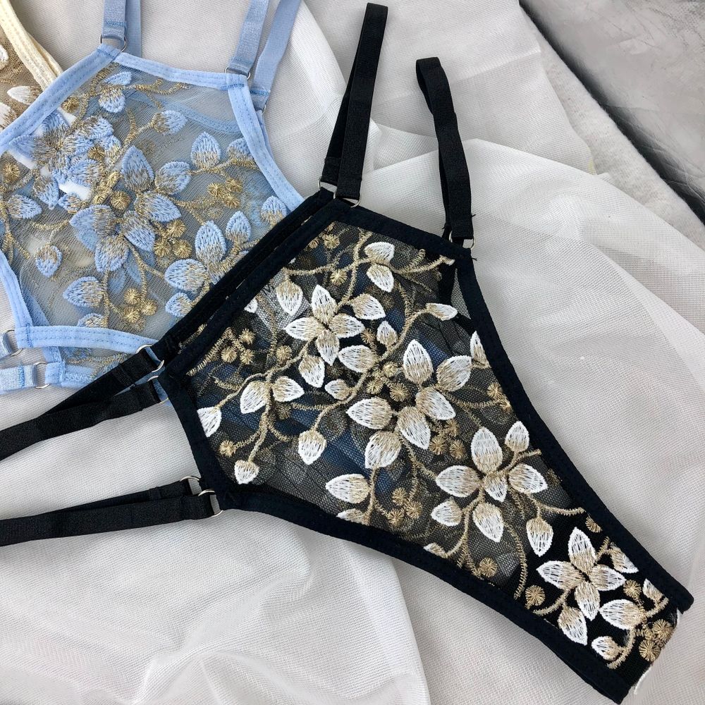 Комплект з вишивкою