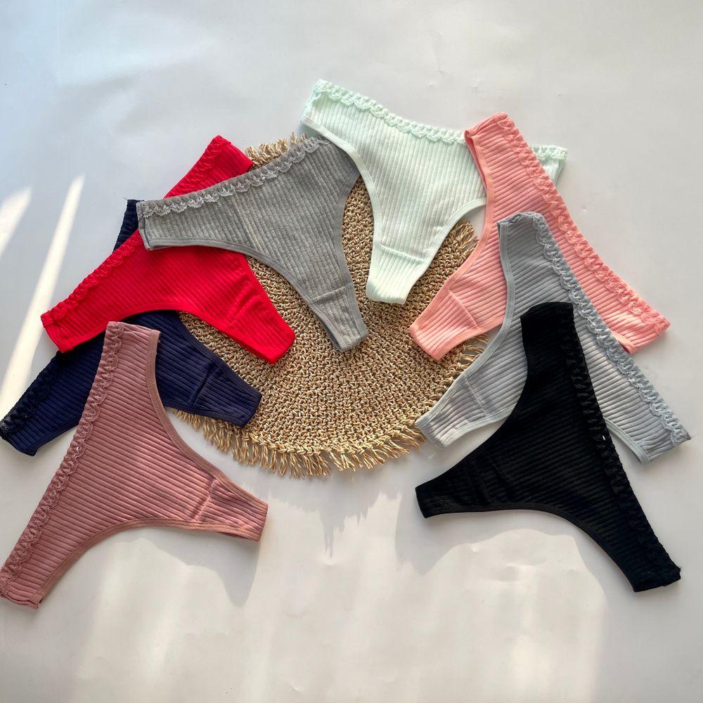 Стрінги в рубчик з ажурнимою вставкою