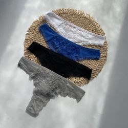 Стрінги з мереживом в центрі