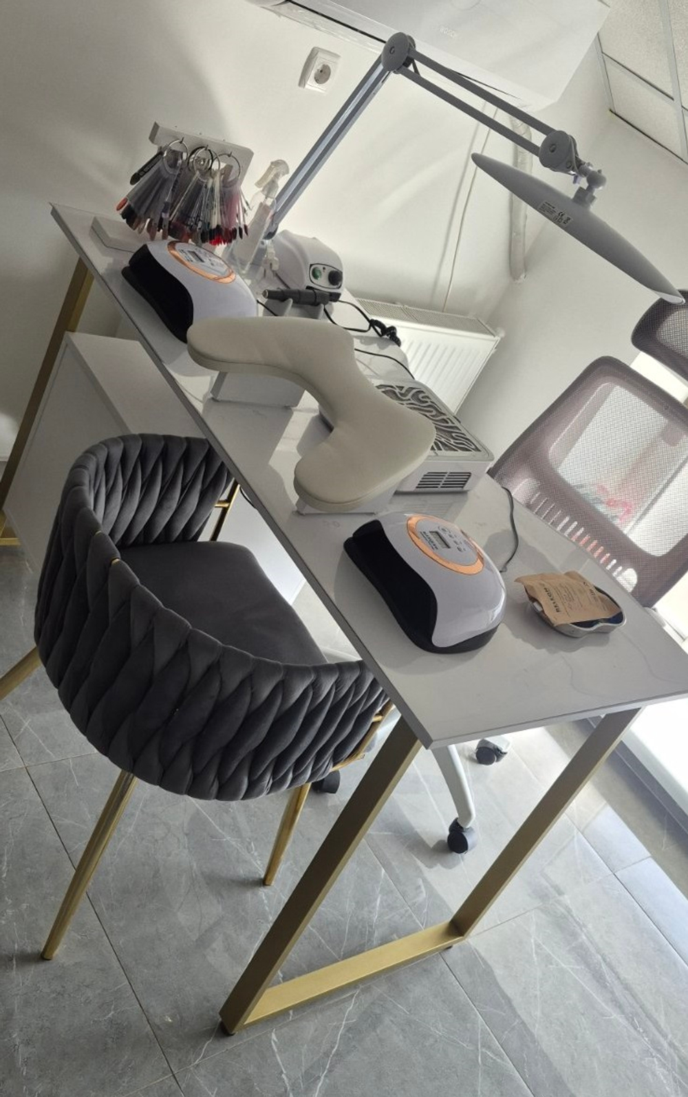 Маникюрный стол с ящиками Tertio