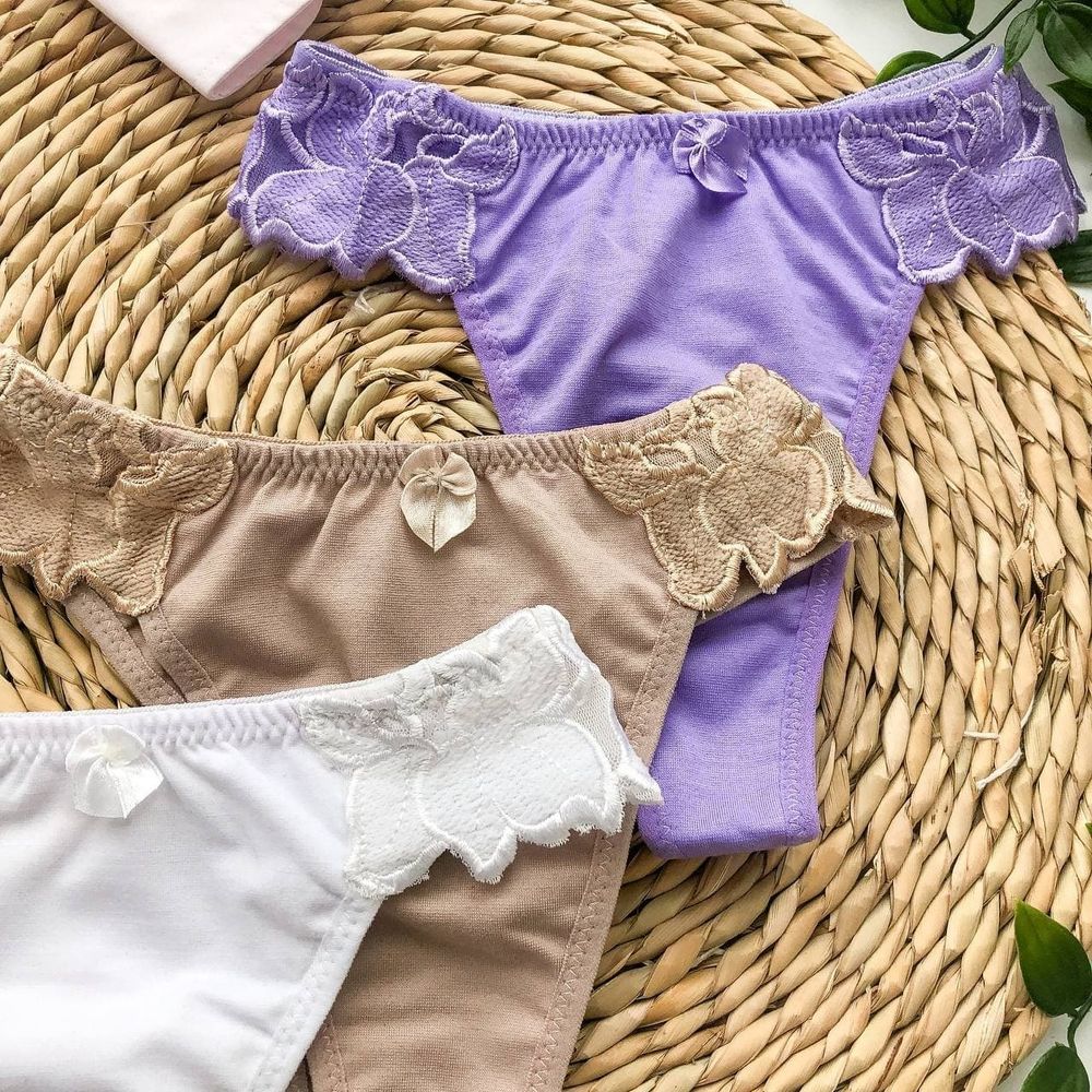 Стринги высокой посадки с вышивкой