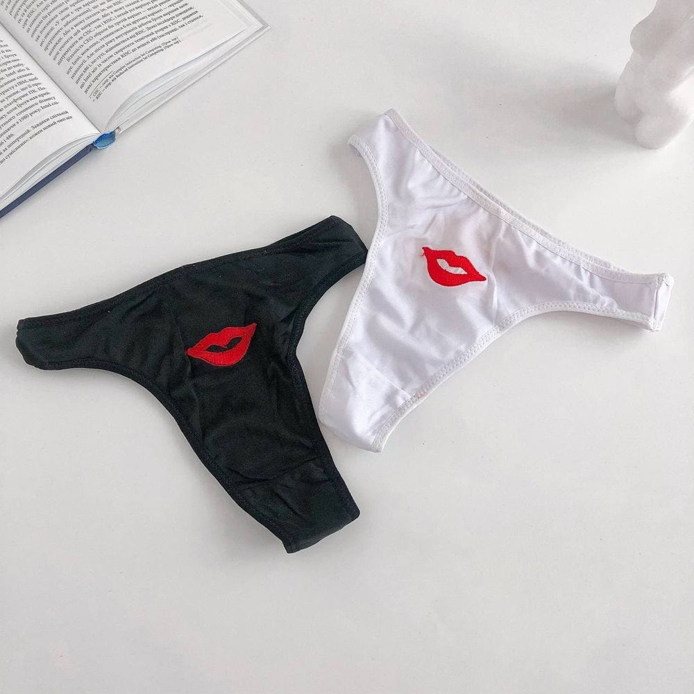 Стринги с вышивкой "губы"