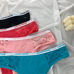 Стрінги з написом на резинці і мереживними вставками