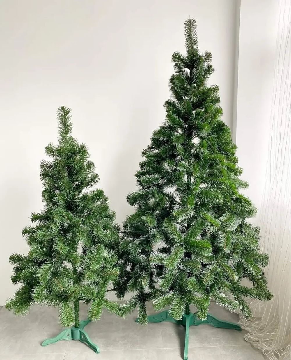 Искусственная елка (ПВХ). Высота 1.8м. С короткой и мягкой иглой.