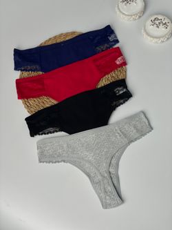 Комфортні стрінги в рубчик з мереживом