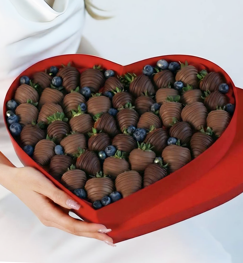 Полуниця у молочному шоколаді з ягодами лохини коробка серце