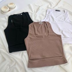 Топ  з вирізом на широких бретелях