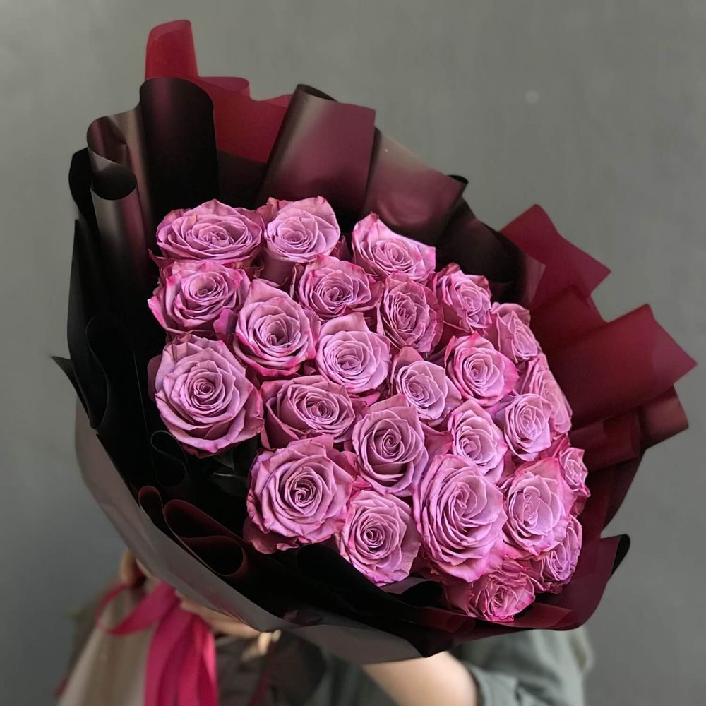 Романтична троянда «Moody Blues», Романтична і таємнича троянда лавандового відтінку. 
На фото букет з 25 троянд.