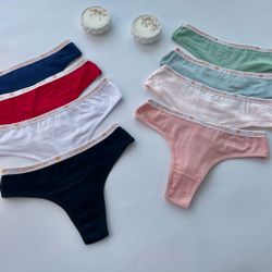 Гладенькі стрінги з написом на резинці