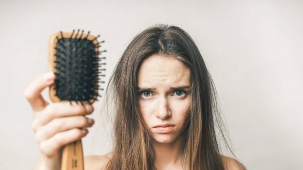 Випадання волосся: причини і способи боротьби