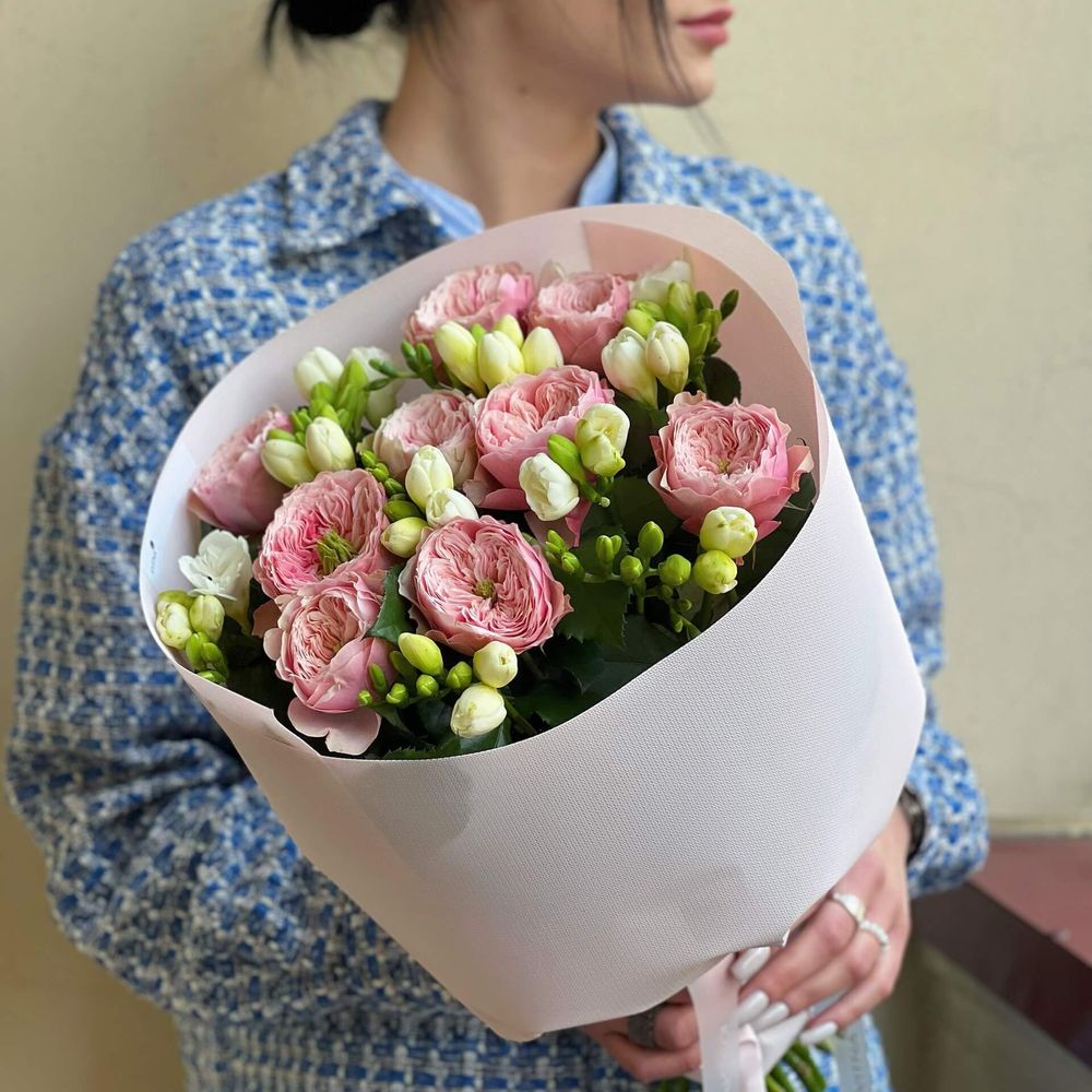 Букет «Солодкий пакунок», Квіти: Троянда піоновидна, Фрезія