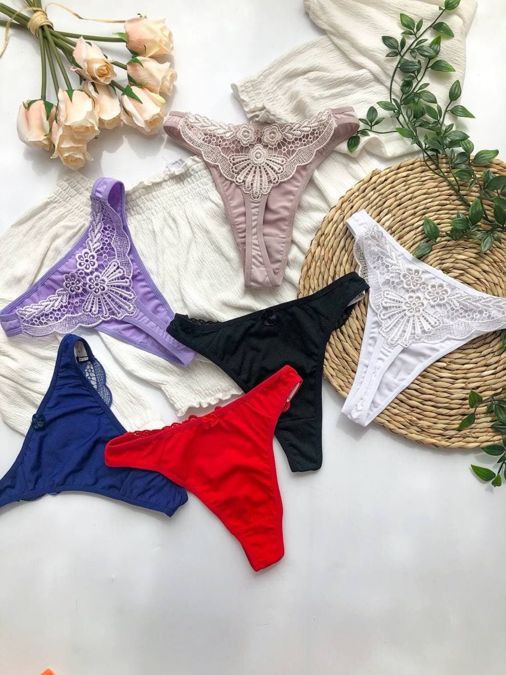 Стриги с кружевом с зади