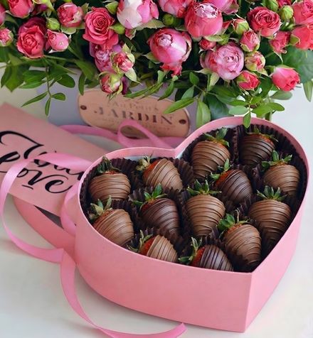 Клубника в черном и молочном шоколаде СЕРДЦЕ