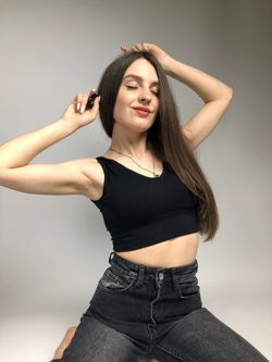 Топ на широких бретельках