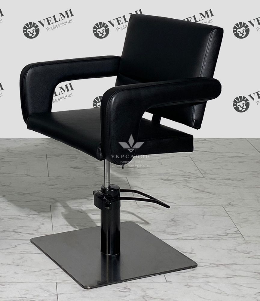 Парикмахерское кресло Flamingo на черном квадрате