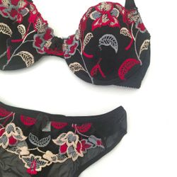 Комплект с вышивкой