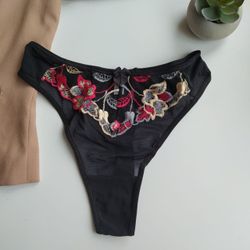 Стринги с вышивкой