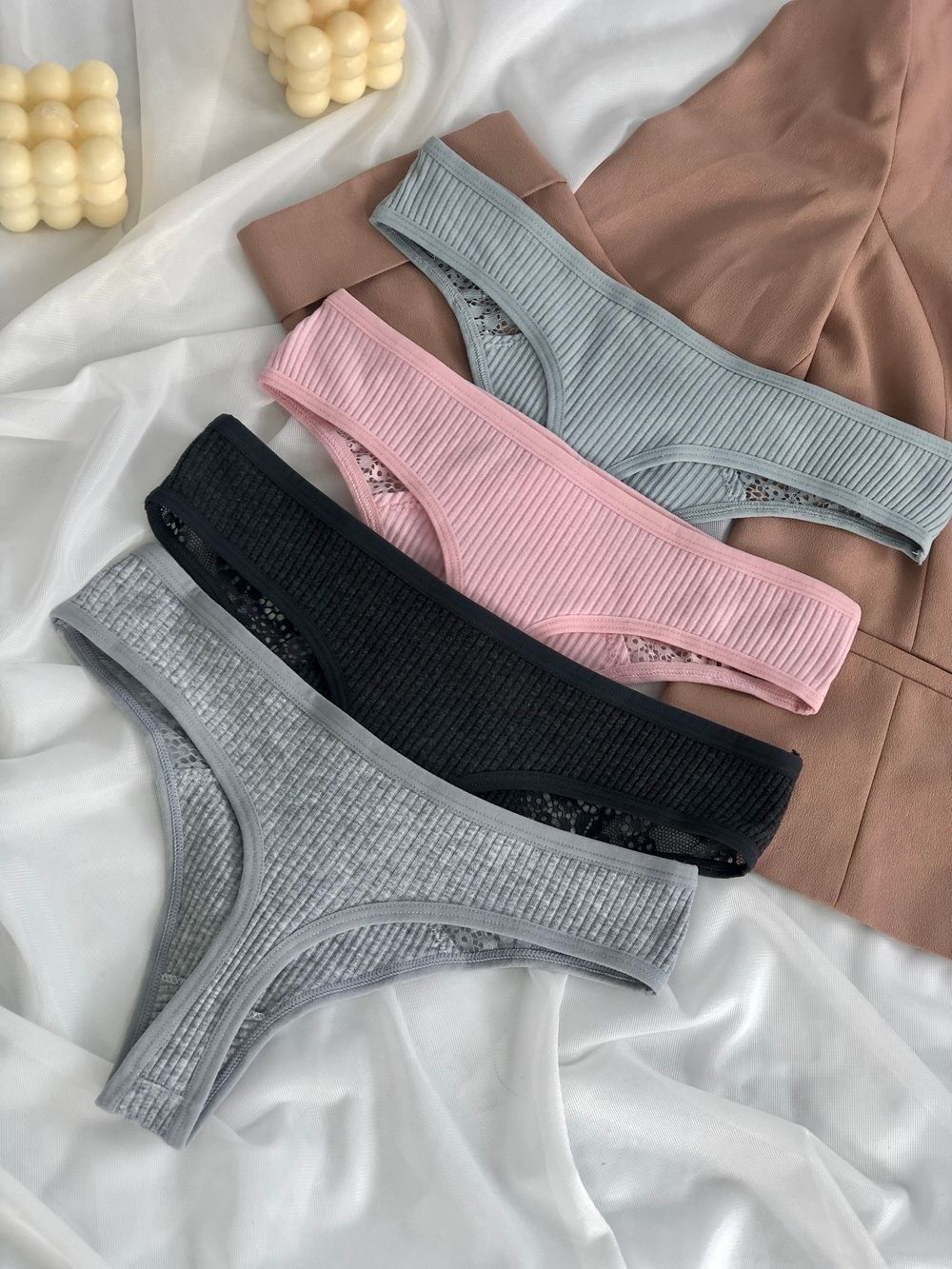 Трусики в рубчик з мереживною вставкою