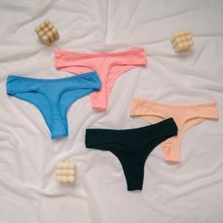 Класичні стрінги з мінімалістичним написом