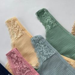 Стрінги в рубчик з ажурними вставками