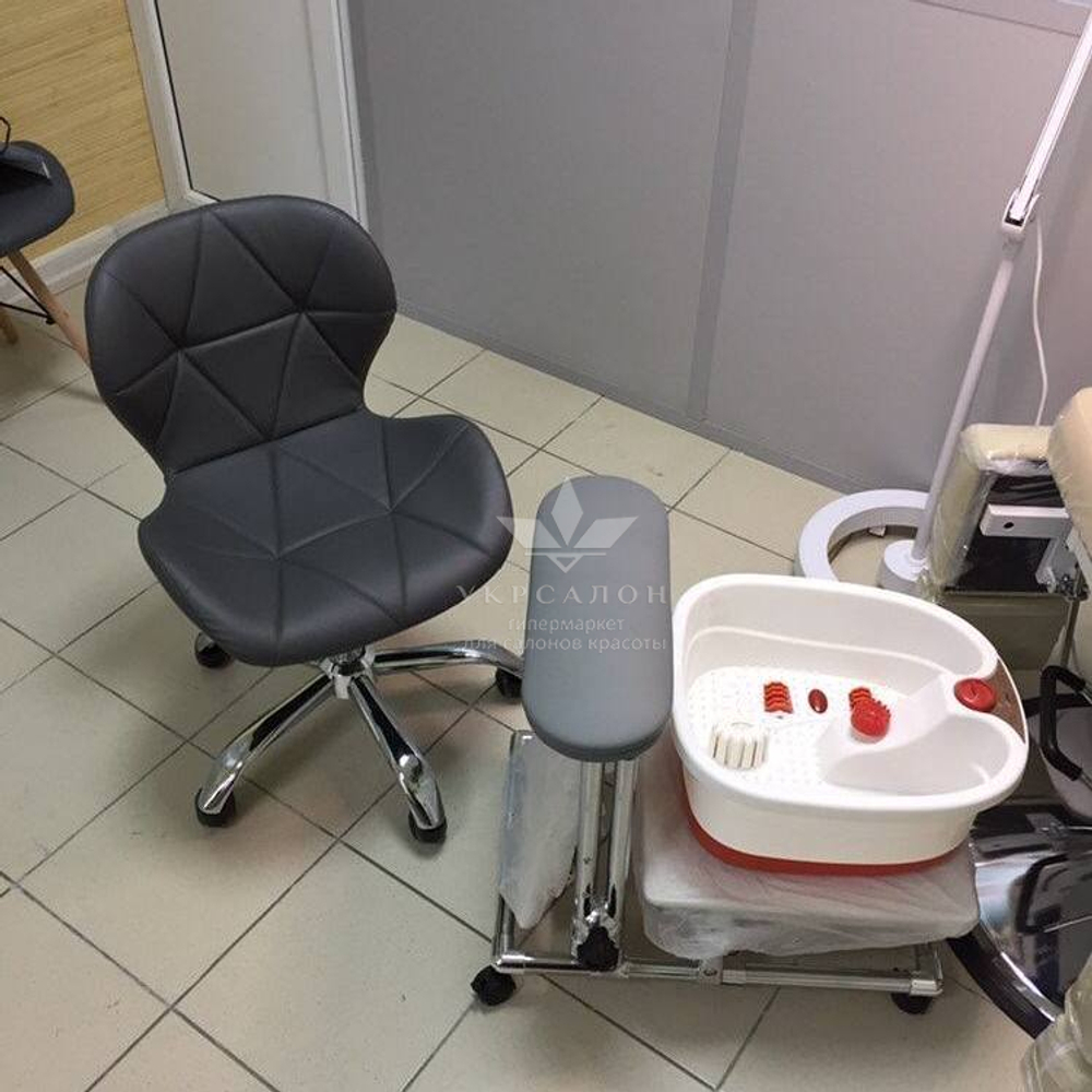 Стул мастера педикюра Paris 2