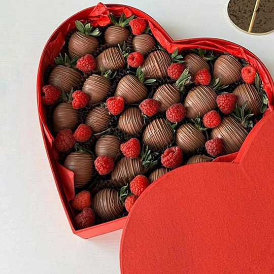 Полуниця у молочному шоколаді зі свіжою малиною