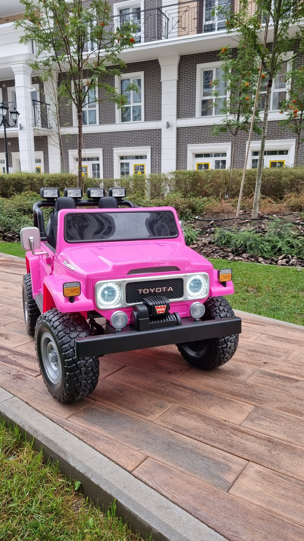 Дитячий двомісний електромобіль джип 4WD Toyota "WeKids Cars"