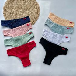 Американки з мереживом по центру