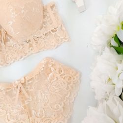 Комплект белья кружевной из бюстье и трусиков